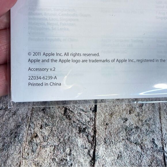 Apple Nwt Wireless Keyboard Slim Portable Bluetooth Connectivity - Picture 4 of 10